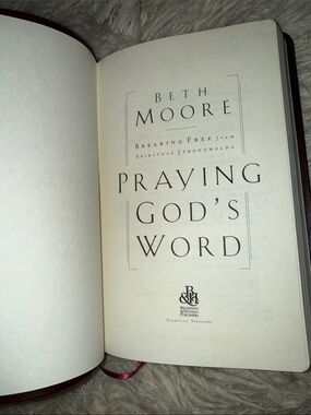 Praying God's Word , Devotional - Burgundy